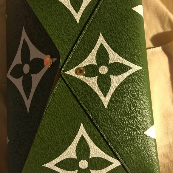 Louis Vuitton - Picture 7 of 10